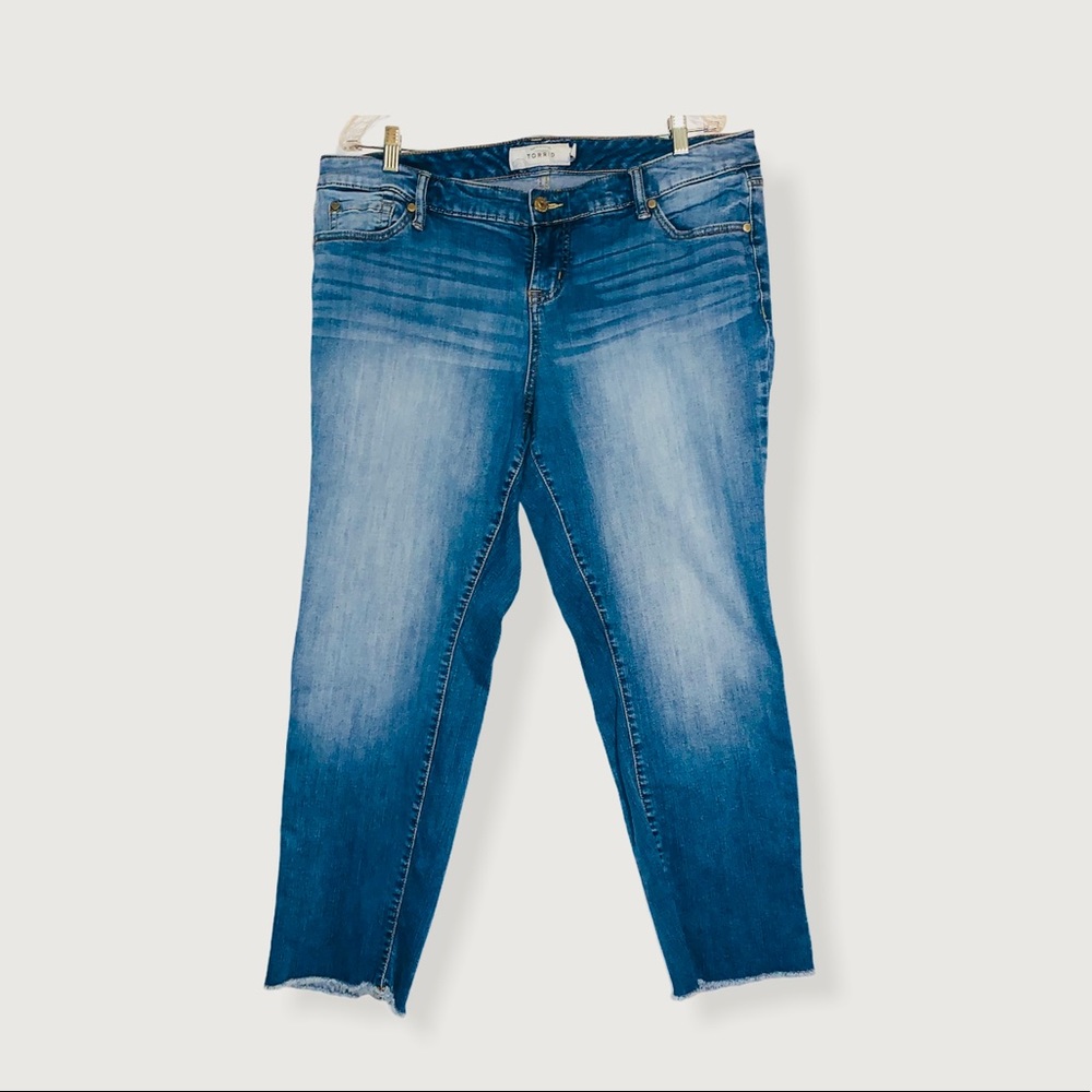 Torrid Denim Capri Cropped Jeans Frayed Hem sz 16